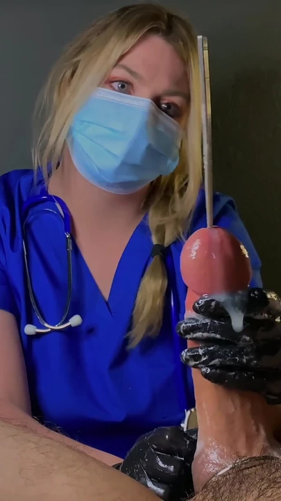 Волнующий момент из "Извращенная медсестра вводит введение в уретры и заставляет его кончить"