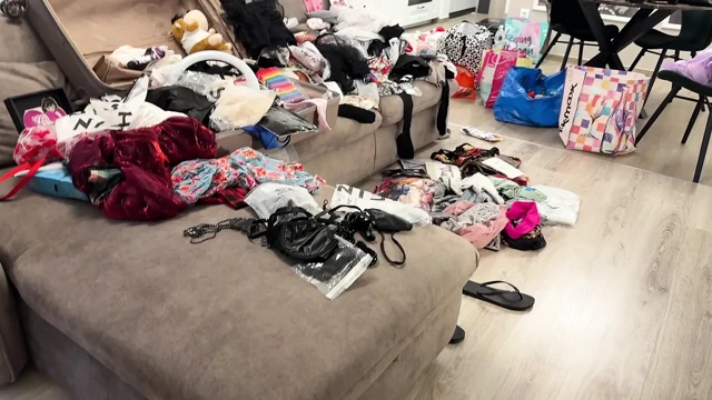 Siyah çoraplı ve deri etekli ateşli seksi sıska kız taşaklarla oynuyor ve büyük bir yaraklı adamı azdırıyor