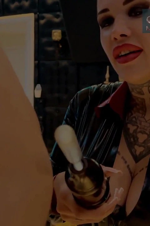 Мисс Alessa Milano висит, шокирует, кричит