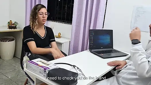 Bir pratisyen hekim tarafından karın bölgesi tıbbi muayenesi.