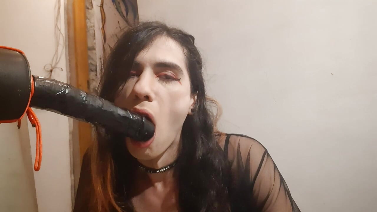 Makine gırtlağına kadar sikiş