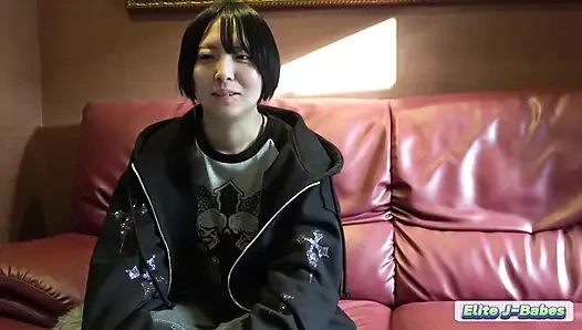 Boyish beauty ilgi göstermedığını iddia ediyor ama beklenmedik özgüvenini ortaya koyan sessizce atılan adımlar