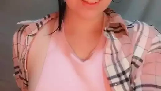 Sevimli yalnız kız en sevdiği oyuncağıyla yaramazlık yapıyor