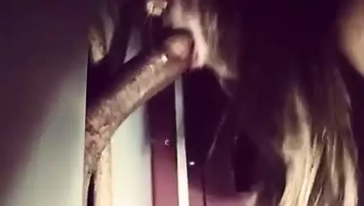 Duvar deliği sürtük büyük zenci yarağıyla sikişiyor