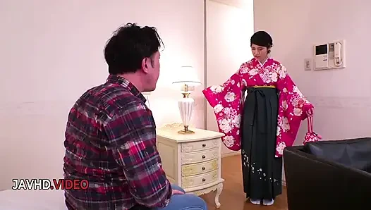 Ema Kato'nun kimono cızırtılı baştan çıkarma yoğun yatak odası zevk gösterisine yol açıyor
