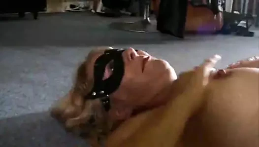 Evde çorap kıllı sarışın bayan