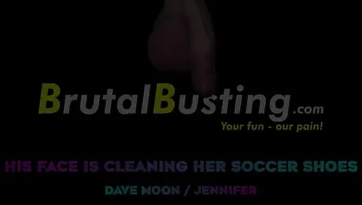 Siktiği yüzü ve dili futbol ayakkabılarını temizliyor! - Dave Moon - Jennifer - iri güzel yalama