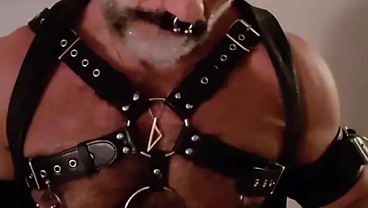 Kaslı skinhead purosunu yakıyor