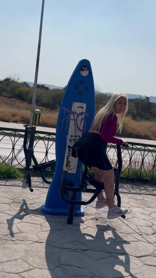 SHE SHOWS HER TITS IN PUBLIC AND SUCKS IT IN THE AIR