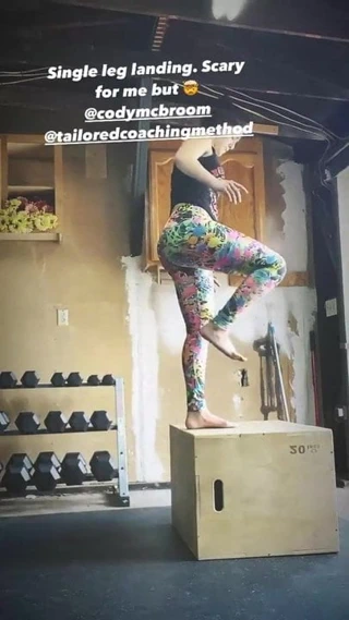 Wwe - bayley tek bacakla antrenman yapıyor