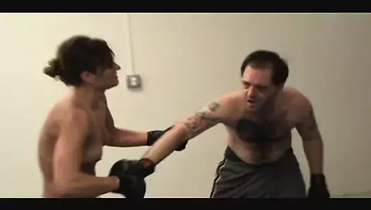 Üstsüz boksör nakavt ona parmak verir