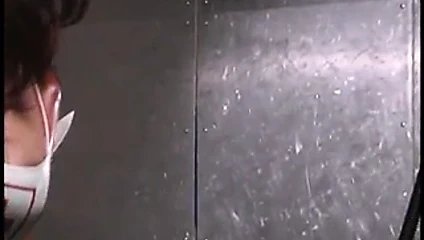 Metresi adama lateks takım elbise yerleştirir