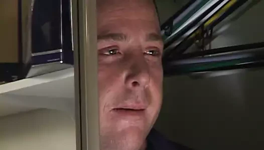 Yaşlı adam genç sürtüğün amını yalıyor ve güzel yüzünü sikiyor