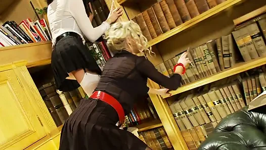 İki büyük memeli kız büyük yarakla mastürbasyon için amcık teklif ediyor