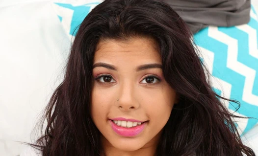 Genç minyon latina genç becerdin tarafından bayi için ödeme