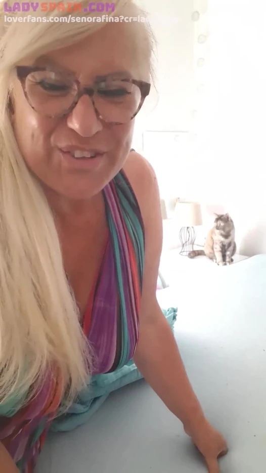 Bayan Fina selfie çubuğuyla mastürbasyon yapıyor, her zamankinden daha azgın