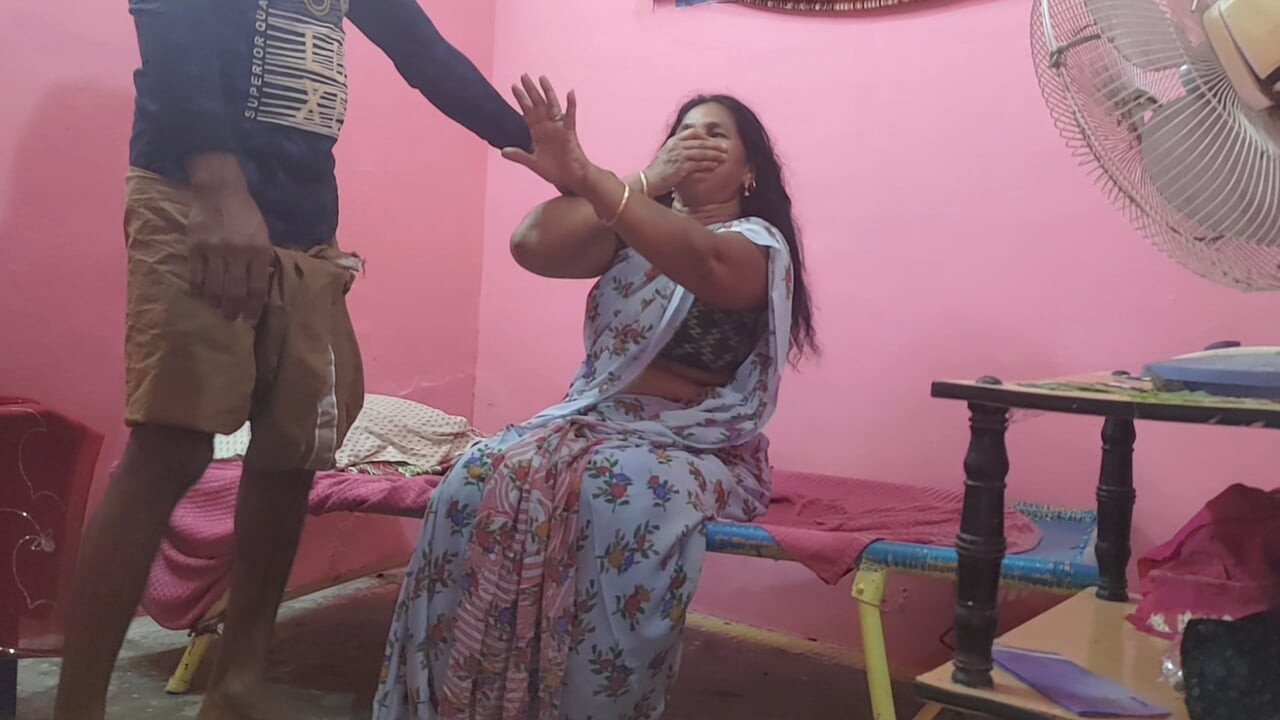Üvey annem bana üvey oğlumu yemem için yemek getirdi onunla seks yaptım