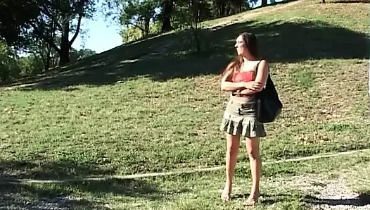 Azgın orta yaşlı seksi kadın açık havada ıslak kanepede sikişiyor