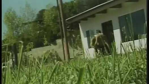 Azgın adam tenis kortunda güzel bir kaltağı tüm pozisyonlarda sikiyor