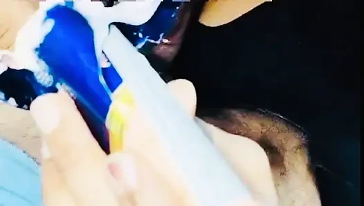 Genç kız dondurmayla yarak emiyor