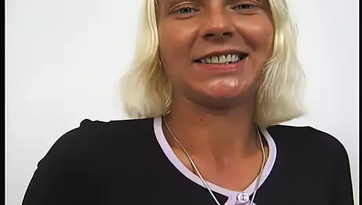 blonde gepiercte sexsuechtige besorgt es sich mit dildo