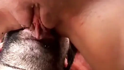 Güzel memeli İtalyan genç kız tüylü adam tarafından sikiliyor