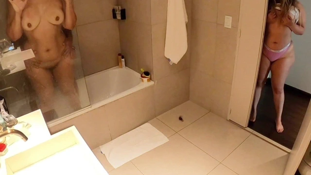 En iyi arkadaşım ve onun erkek arkadaşı duşta