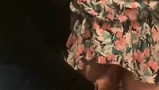En iyi metro! Ateşli orta yaşlı seksi kadın amına dokunmam için bacaklarını açıyor