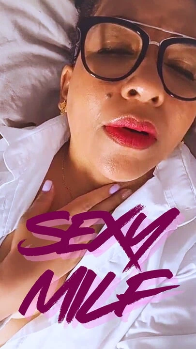 Seni baştan çıkarıyorum ve göğüslerime ulaşana kadar sana rehberlik ediyorum... Ve belki aşağı iner