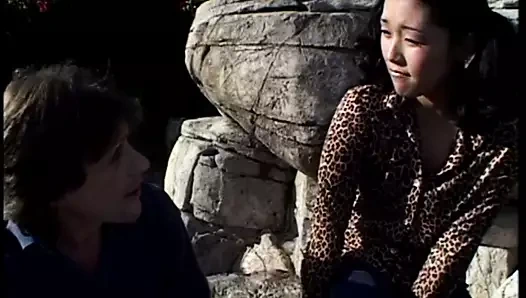 genç Asya piliç alır dövülerek açık havada