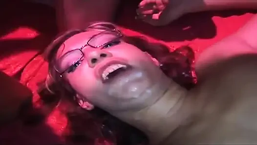 Olgun orta yaşlı seksi kadınlar yoğun grup seksten döl içinde sırılsıklam