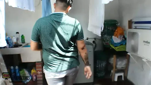 Adam fışkırtmak için ıslak kedi ile üvey kız kardeşi alır - İspanyolca porno