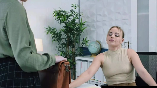 Lez be bad - pawg sekreteri Anna Claire Clouds kadın egemenliği patronu Casey Calvert tarafından domine ediliyor! BELDEN BAĞLAMALı