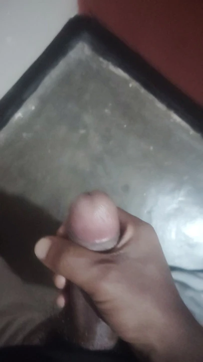 Hintli Genç Erkek Gece 31 Çekiyor (18+)