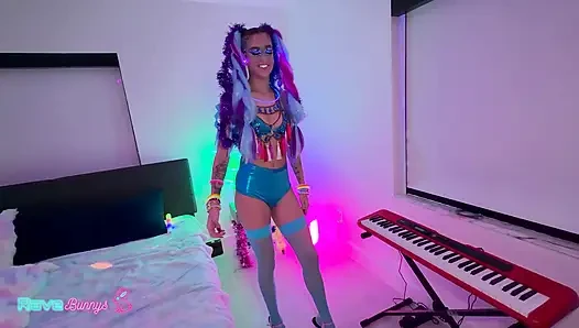 Neon hatun Madison Steel özel bir partide neon dj fantezisi yaşıyor!