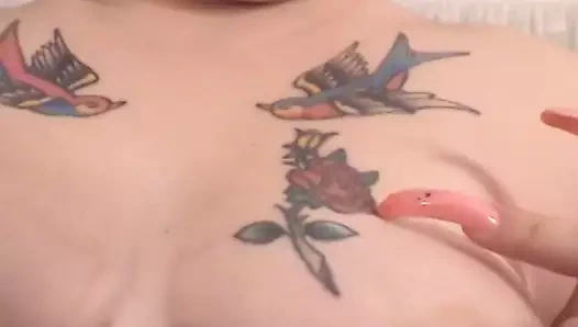 Seks oyuncağı sevgi dolu kalın iri güzel kadın dövmeli lezbiyenler amcıklarını zevk için seviyor