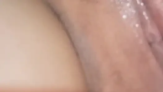 Mastürbasyonunu izledim, sonra ona arkadan yaklaştım ve götten siktim.