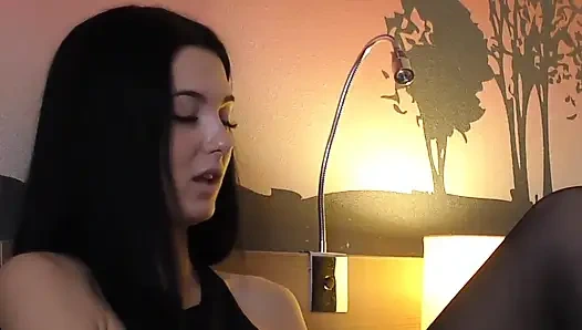 Büyük memeli sıska kız otel odasında bir adamla alay ediyor