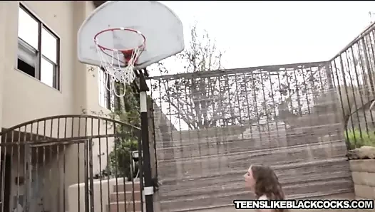 Genç kız büyük şişman zenci yarağıyla esniyor