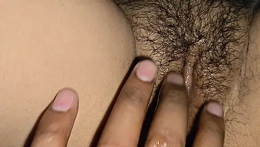 Genç üvey kız kardeş çıplak vücudunu teşhir ediyor.