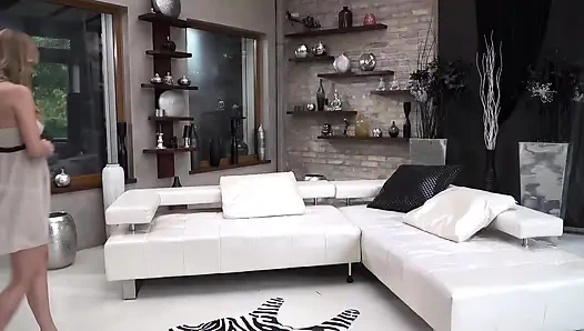 Sarışın Hatun Yoğun Irklararası Sikişte Büyük Zenci Yarağını Alıyor