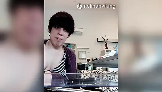 Benimle evde mastürbasyon yapıyor