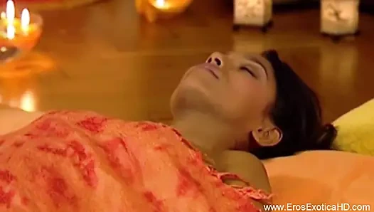 Kız arkadaşına masajla dokunuyor