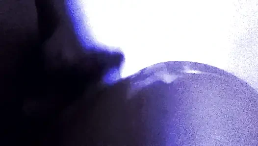 Işıklar söndüğünde sikişmeyi seviyorum