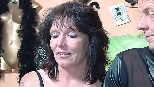 Olgun Alman çapalar ateşli üçlü sekste büyük yarağı paylaşıyor