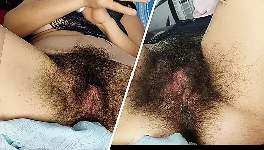 Azgın anne soyunuyor ve inleyerek mastürbasyon yapıyor. Yaramaz seksi orta yaşlı seksi kadın soyunuyor.