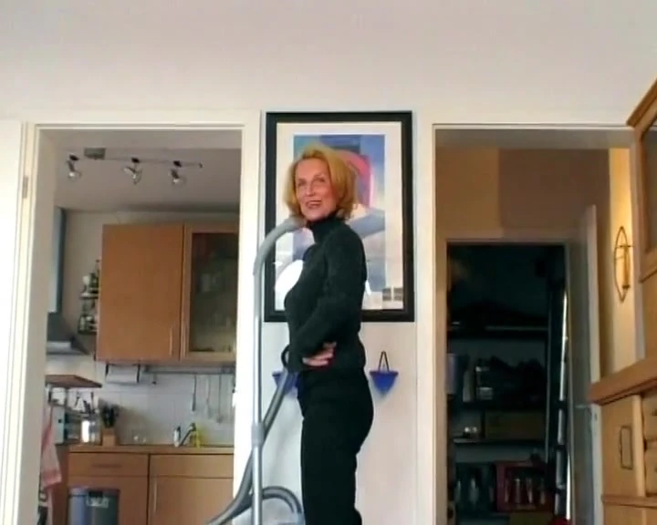 बड़े स्तनों वाली जर्मन गृहिणी की उसके सुंदर पड़ोसी द्वारा चुदाई हो रही है