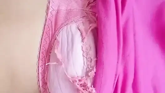 Intense vingermasturbatie van de clitoris en penetratie