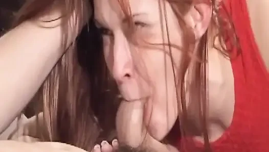 Olgun kızıl saçlı orta yaşlı seksi kadın derin emdikten sonra kalın yüze boşalma alıyor