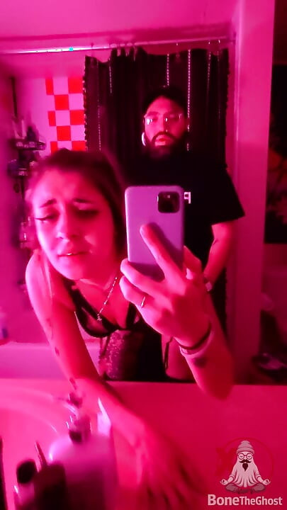 Orta yaşlı seksi arkadaşımı aynanın önünde sikiyorum
